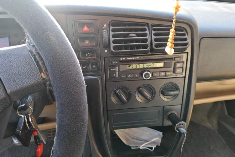Used Volkswagen Jetta 2010 1.6L Vanguard Audio And AC Panel