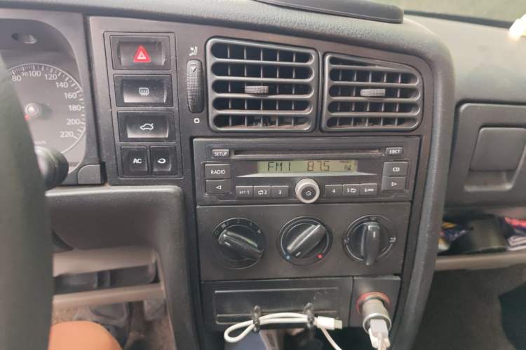 Used Volkswagen Jetta 2010 1.6L Partner Audio And AC Panel