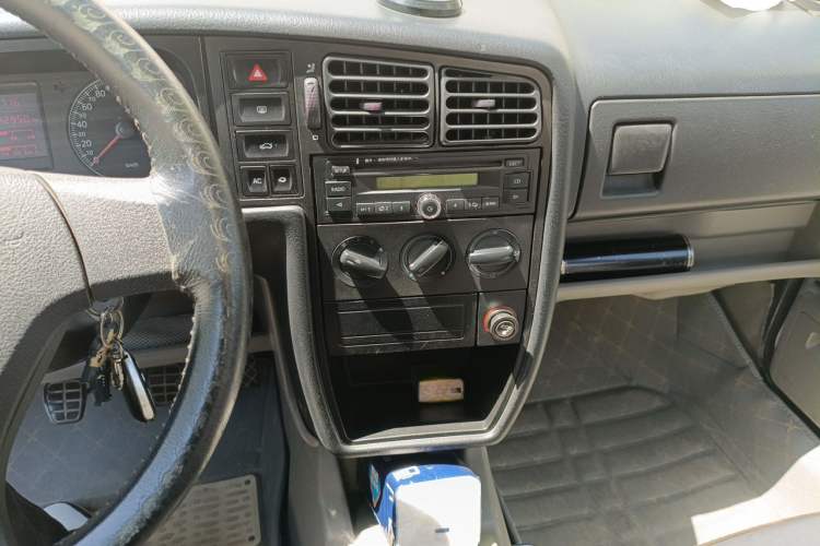 Used Volkswagen Jetta 2010 1.6L Partner Audio And AC Panel