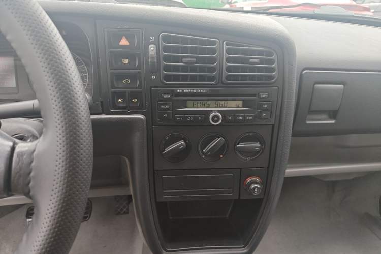 Used Volkswagen Jetta 2010 1.6L Partner Audio And AC Panel