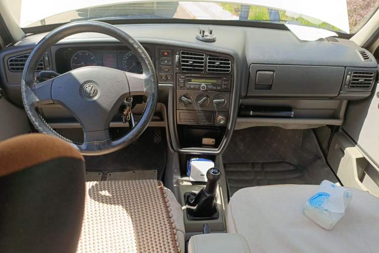 Used Volkswagen Jetta 2010 1.6L Partner Center Console