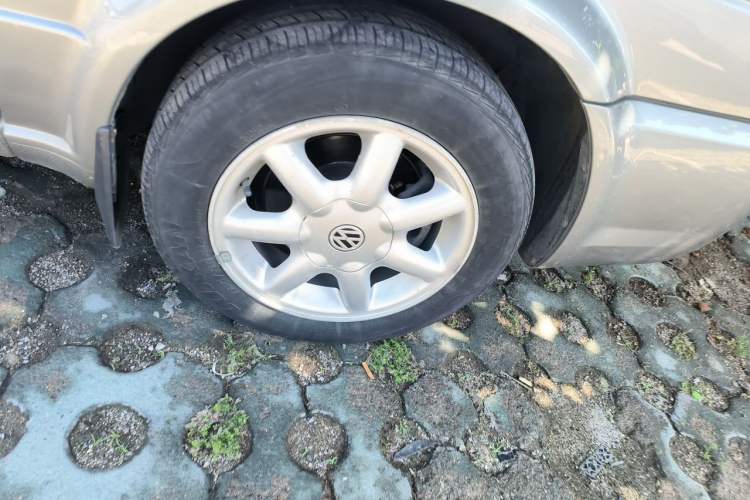 Used Volkswagen Jetta 2012 1.6L Collector's Edition Right Front Wheel Hub