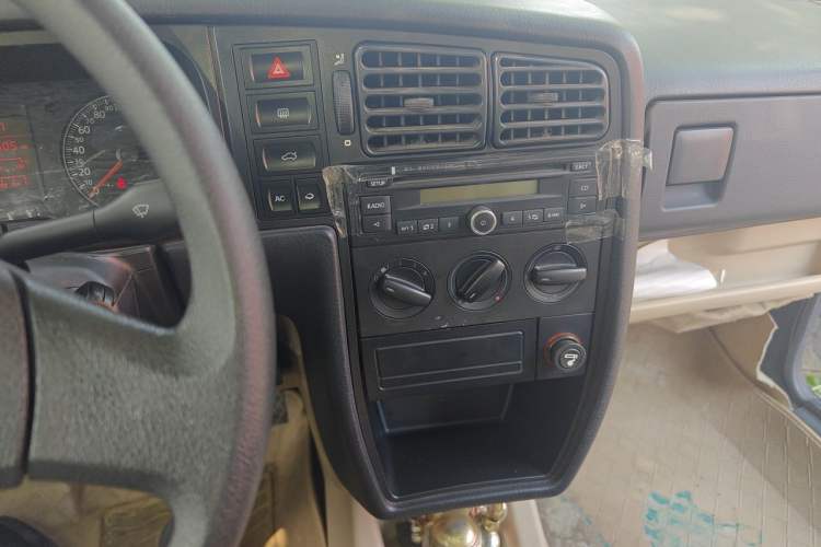 Used Volkswagen Jetta 2012 1.6L Collector's Edition Audio And AC Panel