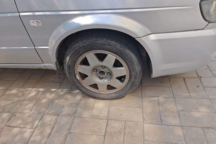 Used Volkswagen Jetta 2012 1.6L Commemorative Edition Right Front Wheel Hub