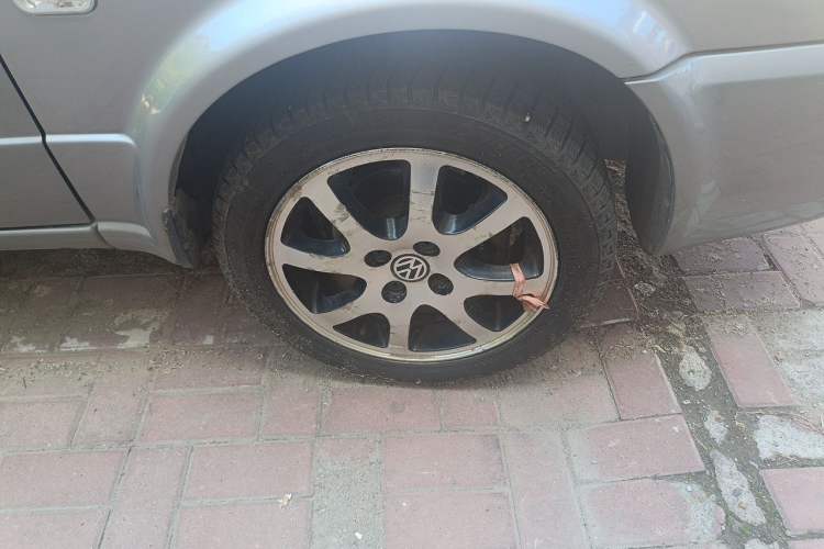 Used Volkswagen Jetta 2012 1.6L Commemorative Edition Right Front Wheel Hub