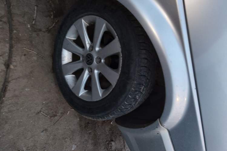 Used Volkswagen Jetta 2012 1.6L Commemorative Edition Right Front Wheel Hub