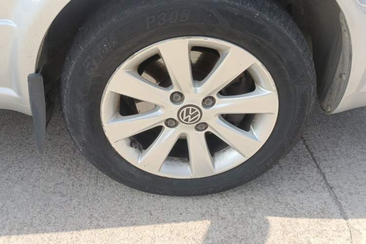 Used Volkswagen Jetta 2012 1.6L Collector's Edition Right Front Wheel Hub