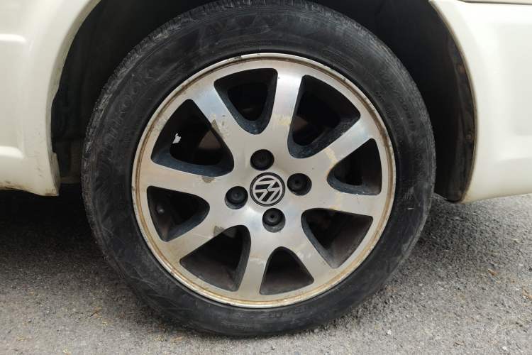 Used Volkswagen Jetta 2012 1.6L Commemorative Edition Right Front Wheel Hub