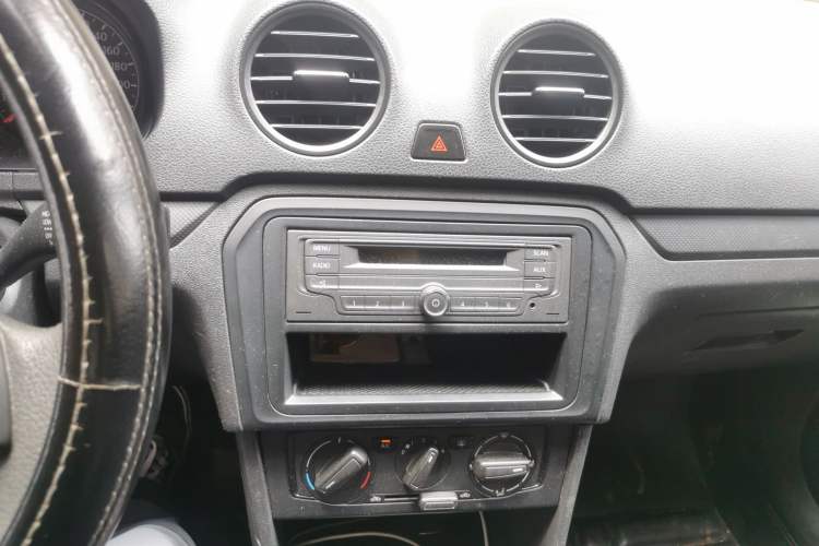 Used Volkswagen Jetta 2013 1.6L Manual Fashion Edition Audio And AC Panel