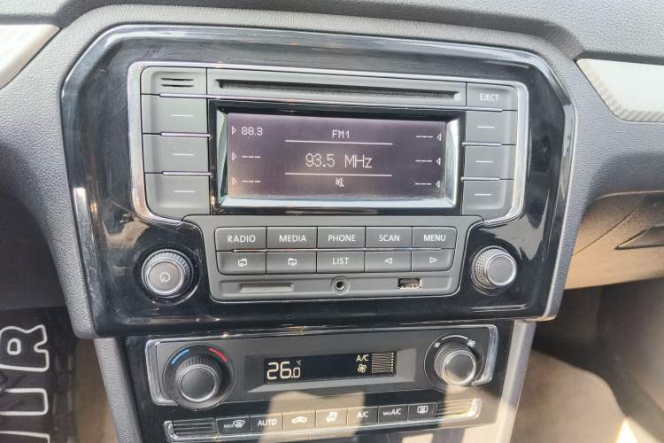Used Volkswagen Jetta 2013 1.6L Automatic Luxury Model Audio And AC Panel