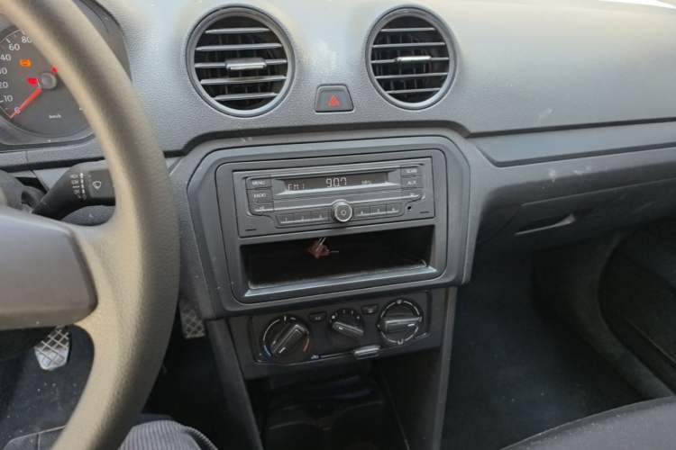 Used Volkswagen Jetta 2013 1.4L Manual Fashion Model Audio And AC Panel