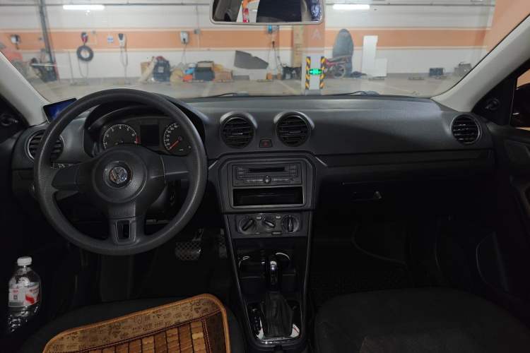 Used Volkswagen Jetta 2013 1.6L Automatic Fashion Model Center Console