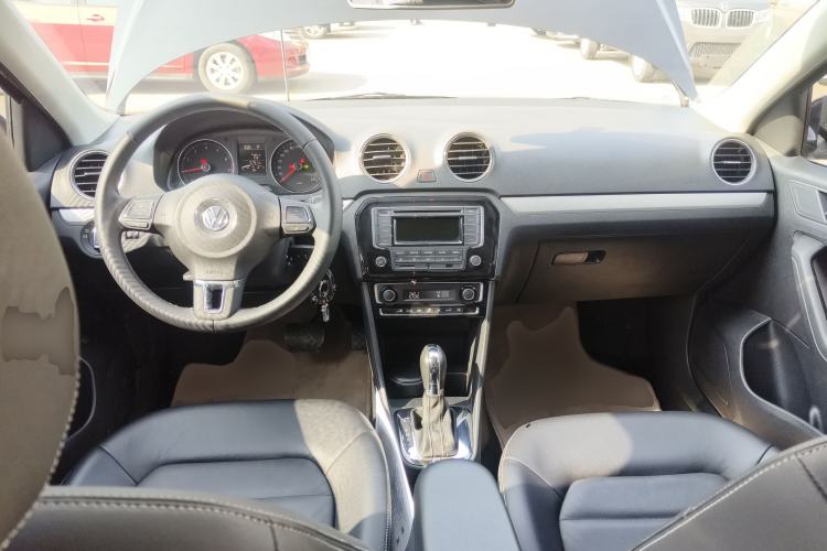 Used Volkswagen Jetta 2013 1.6L Automatic Luxury Model Center Console