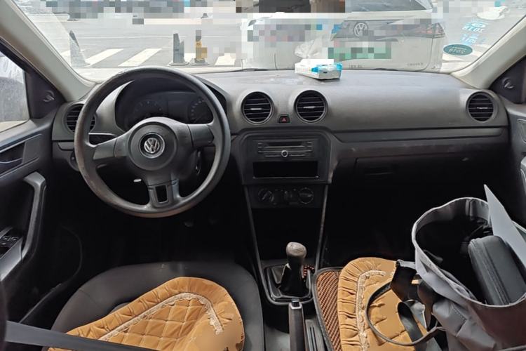 Used Volkswagen Jetta 2013 1.4L Manual Fashion Model Center Console