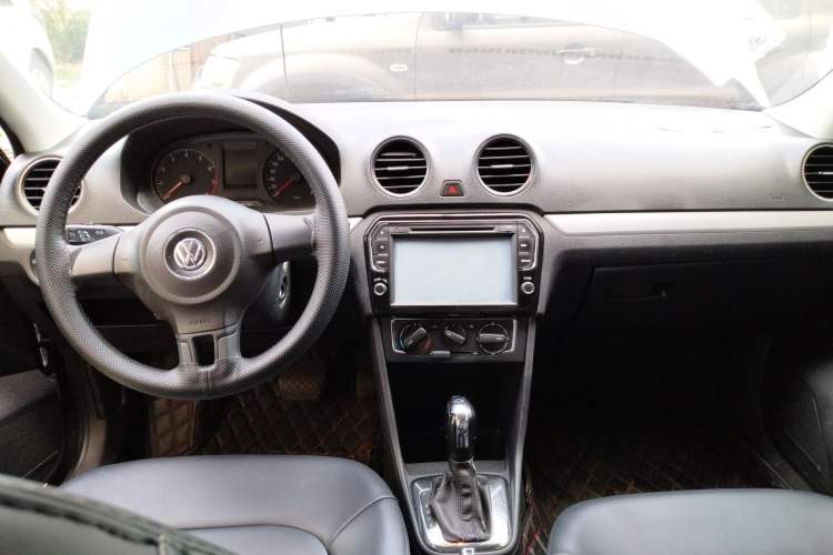 Used Volkswagen Jetta 2013 1.6L Automatic Comfort Model Center Console