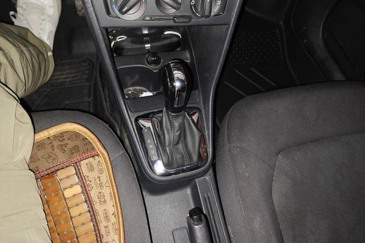 Used Volkswagen Jetta 2013 1.6L Automatic Fashion Model Gear Lever