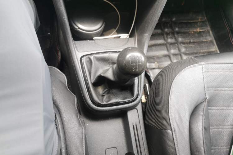 Used Volkswagen Jetta 2013 1.6L Manual Fashion Edition Gear Lever