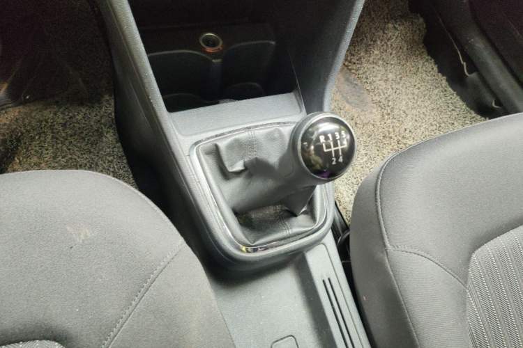Used Volkswagen Jetta 2013 1.6L Manual Comfort Model Gear Lever
