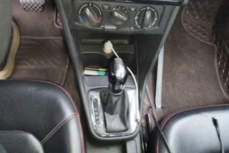 Used Volkswagen Jetta 2013 1.6L Automatic Fashion Model Gear Lever