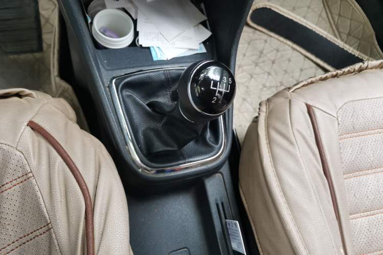 Used Volkswagen Jetta 2013 1.6L Manual Fashion Edition Gear Lever