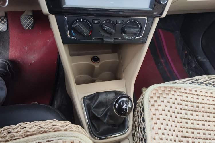 Used Volkswagen Jetta 2013 1.6L Manual Comfort Model Gear Lever