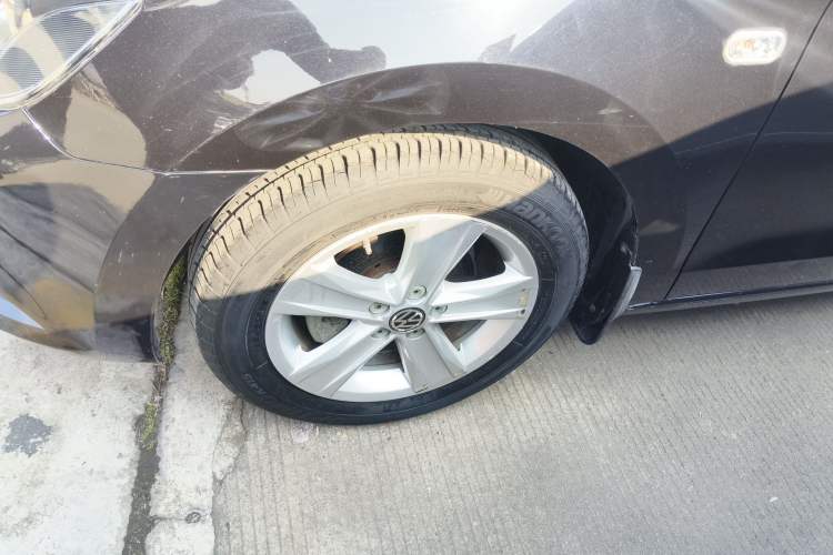 Used Volkswagen Jetta 2013 1.6L Automatic Luxury Model Left Front Wheel Hub