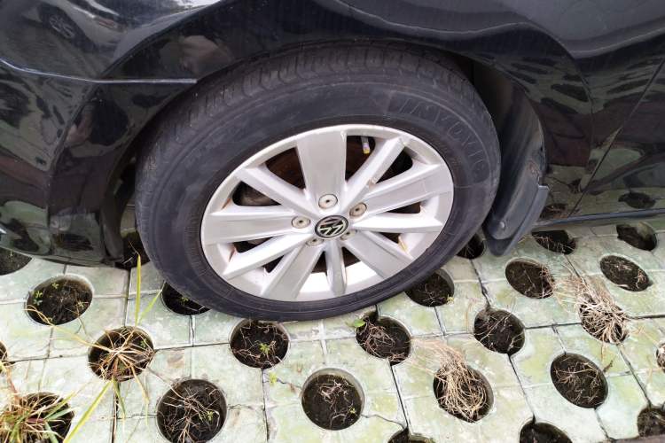 Used Volkswagen Jetta 2013 1.6L Automatic Comfort Model Left Front Wheel Hub