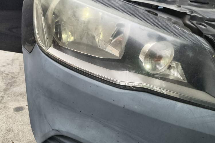 Used Volkswagen Jetta 2013 1.6L Automatic Fashion Model Right Front Headlight