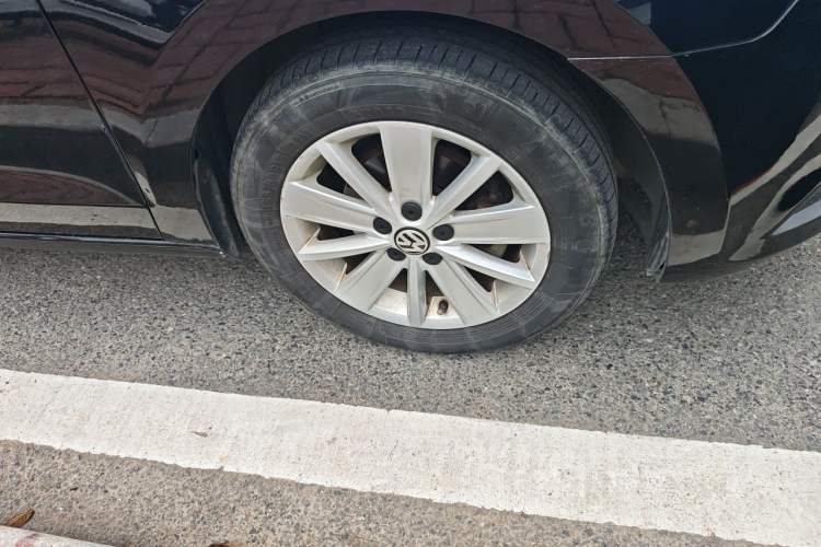 Used Volkswagen Jetta 2013 1.6L Manual Comfort Model Right Front Wheel Hub