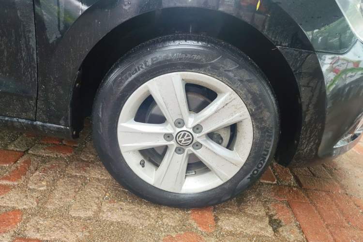 Used Volkswagen Jetta 2013 1.6L Automatic Luxury Model Right Front Wheel Hub