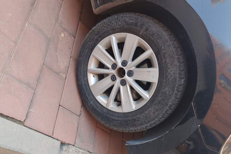 Used Volkswagen Jetta 2013 1.6L Manual Fashion Edition Right Front Wheel Hub