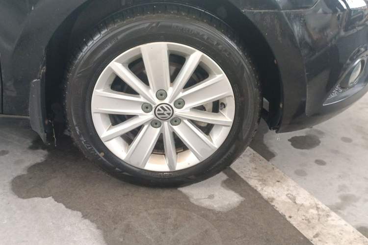 Used Volkswagen Jetta 2013 1.6L Manual Comfort Model Right Front Wheel Hub