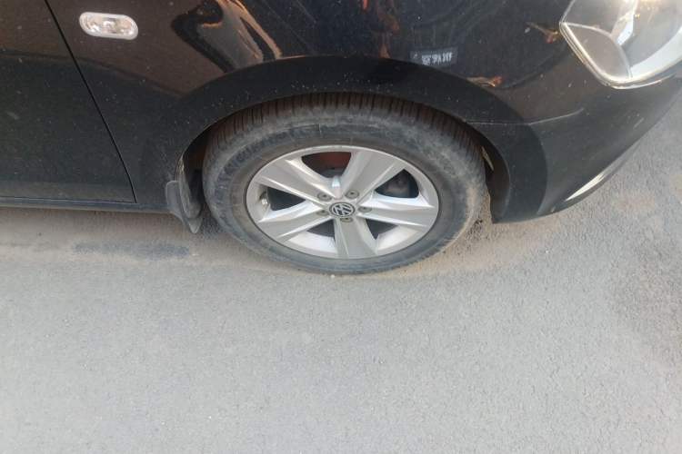 Used Volkswagen Jetta 2013 1.6L Automatic Luxury Model Right Front Wheel Hub