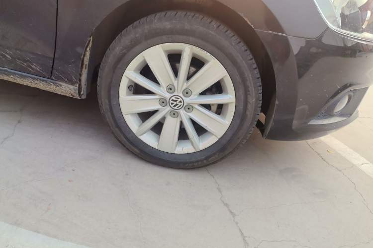 Used Volkswagen Jetta 2013 1.6L Manual Comfort Model Right Front Wheel Hub