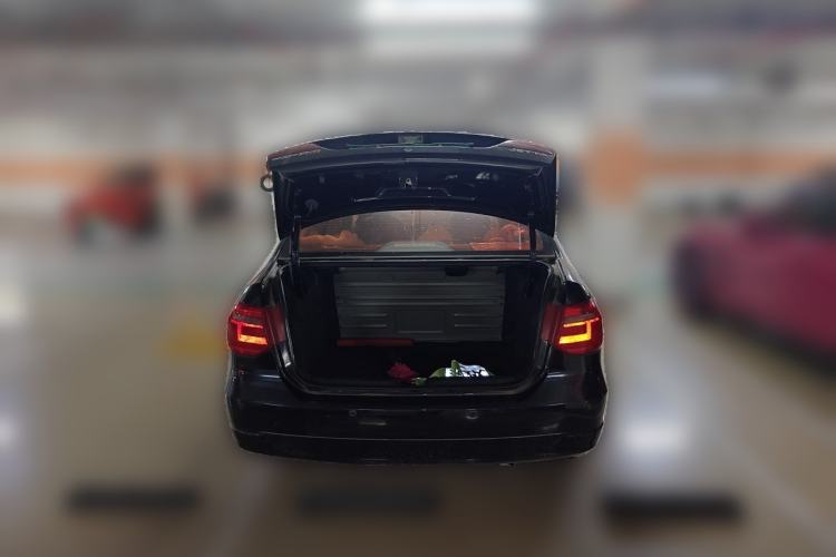 Used Volkswagen Jetta 2013 1.6L Automatic Fashion Model Trunk