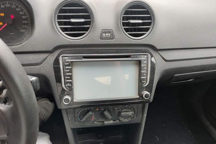 Used Volkswagen Jetta 2013 1.6L Manual Fashion Edition Audio And AC Panel