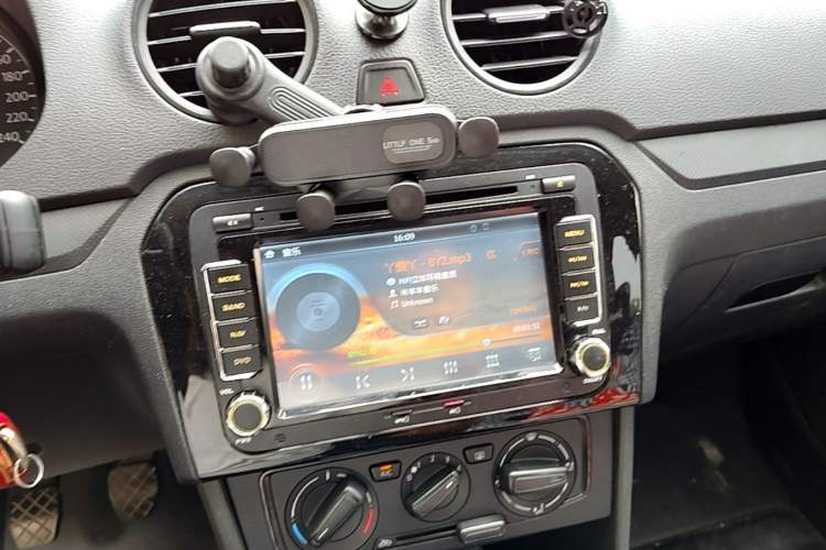 Used Volkswagen Jetta 2013 1.4L Manual Fashion Model Audio And AC Panel