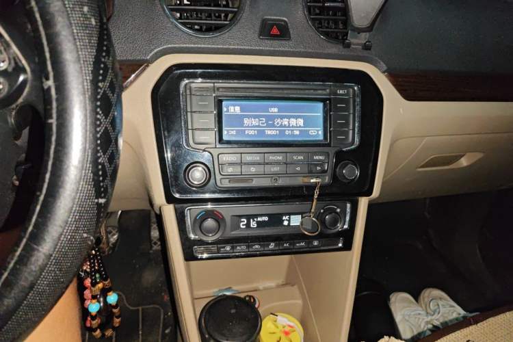 Used Volkswagen Jetta 2013 1.6L Manual Luxury Model Audio And AC Panel