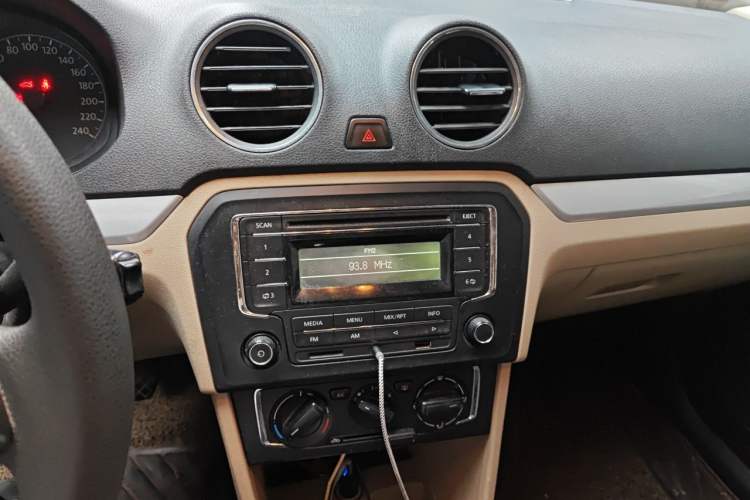 Used Volkswagen Jetta 2013 1.6L Manual Comfort Model Audio And AC Panel