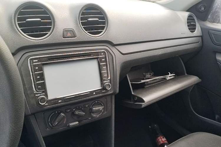 Used Volkswagen Jetta 2013 1.6L Manual Fashion Edition Audio And AC Panel