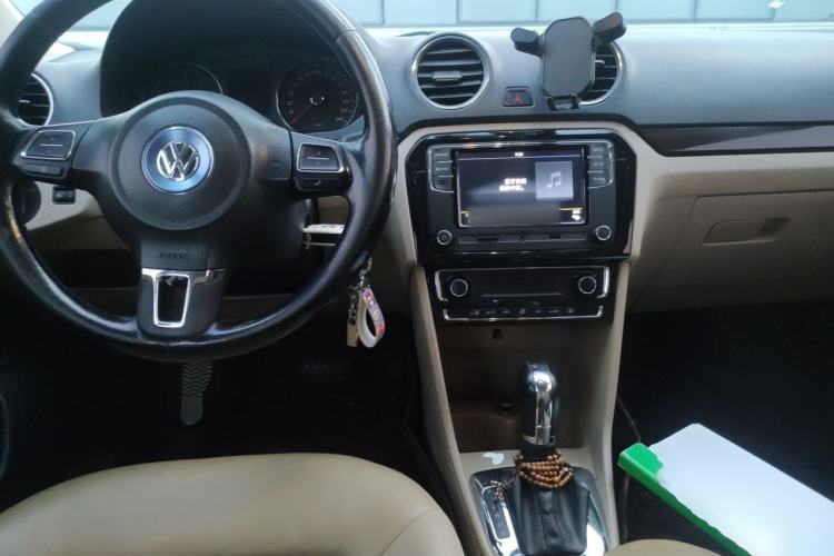 Used Volkswagen Jetta 2013 1.6L Automatic Luxury Model Center Console
