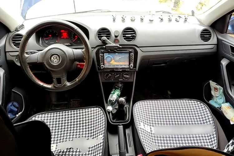 Used Volkswagen Jetta 2013 1.4L Manual Fashion Model Center Console