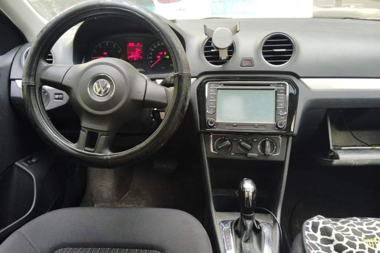 Used Volkswagen Jetta 2013 1.6L Automatic Comfort Model Center Console