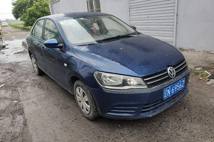 Used Volkswagen Jetta 2013 1.6L Manual Fashion Edition Front Right 45 Deg