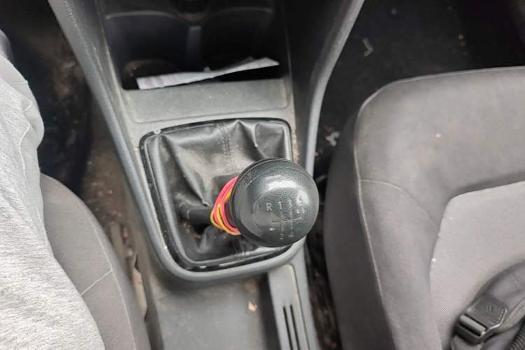 Used Volkswagen Jetta 2013 1.6L Manual Fashion Edition Gear Lever