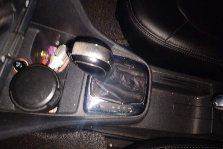 Used Volkswagen Jetta 2013 1.6L Automatic Comfort Model Gear Lever