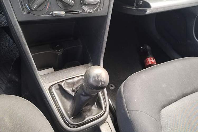 Used Volkswagen Jetta 2013 1.6L Manual Fashion Edition Gear Lever
