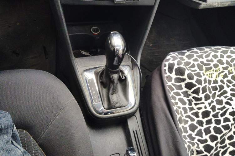 Used Volkswagen Jetta 2013 1.6L Automatic Comfort Model Gear Lever