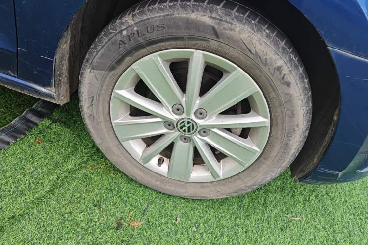 Used Volkswagen Jetta 2013 1.4L Manual Comfort Model Right Front Wheel Hub