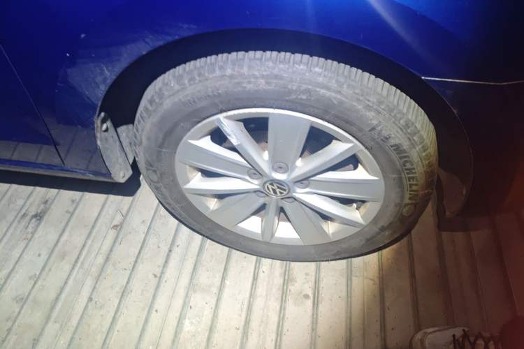 Used Volkswagen Jetta 2013 1.6L Automatic Fashion Model Right Front Wheel Hub
